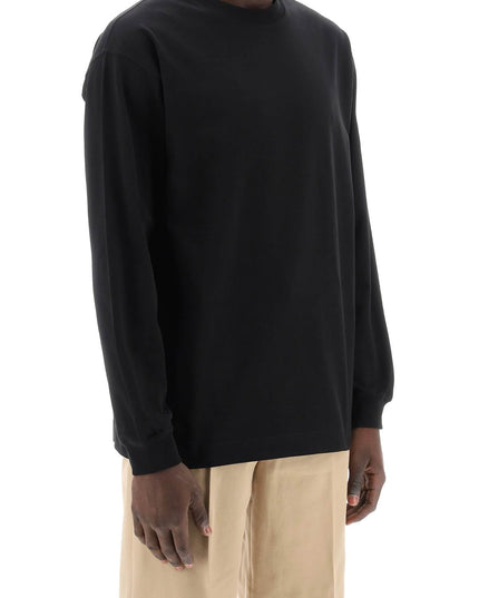 Closed long-sleeved t-shirt