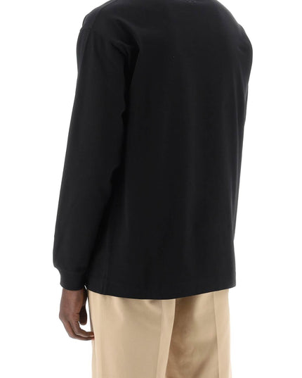 Closed long-sleeved t-shirt