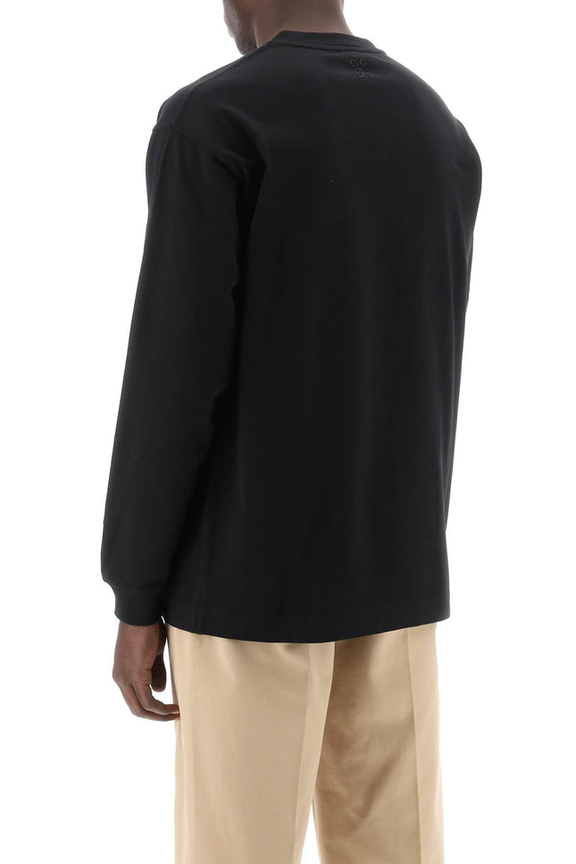 Closed long-sleeved t-shirt