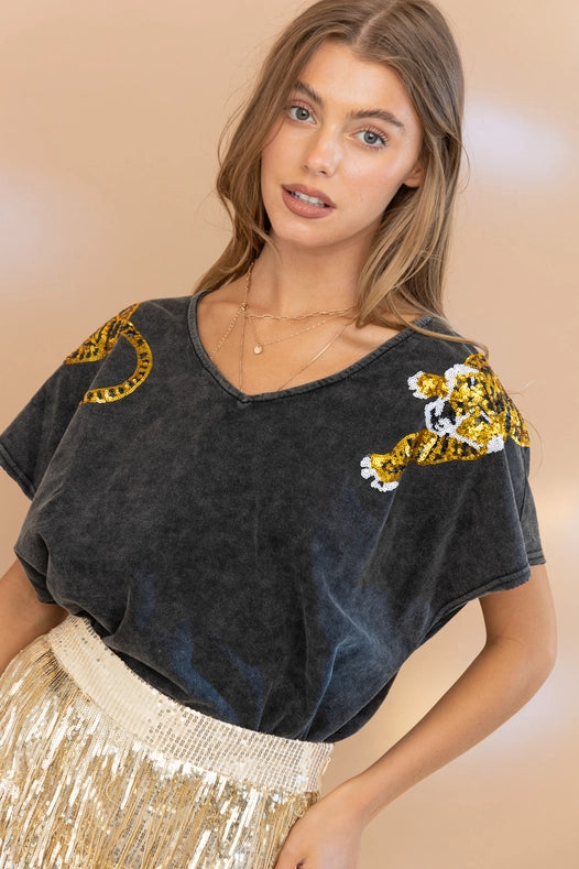 Garment Washed V Neck Tiger Sequin Patch T Shirt Charcoal